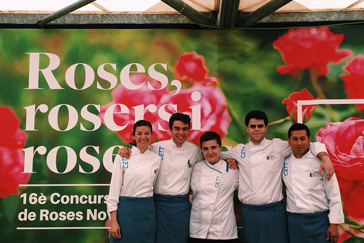 Fotografía de: Dos alumnos del CETT participan en el taller de gastronomía del XV Concurso Internacional de Rosas Nuevas de Barcelona | CETT